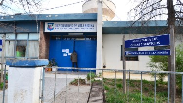 Personal de la Secretaría de Obras y Servicios trabajará en la reparación de un caño de impulsión cloacal. 