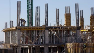Neuquén tuvo en febrero 11.442 trabajadores de la construcción, un 7,17 por encima de los 10.676 empleos registrados en el sector de enero pasado. (Neuquén Informa)