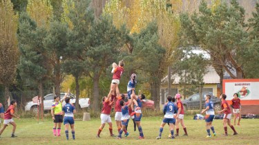 Rugby y naturaleza. Así jugaron los juveniles en San Martín el último fin de semana. Fotos: Patricio Rodríguez. 