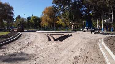 La rotonda de ingreso al balneario municipal en la etapa previa a la colocación del pavimento.