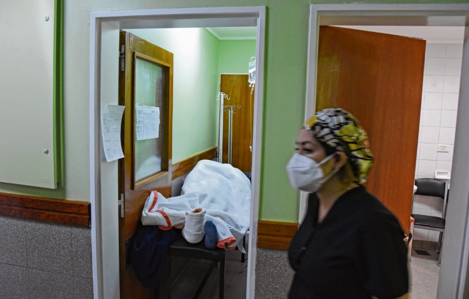 Una paciente traumatizada permanecía el martes sobre una camilla, en un pasillo del hospital de Cipolletti. (Foto: Florencia Salto)