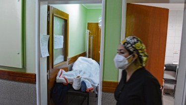 Una paciente traumatizada permanecía el martes sobre una camilla, en un pasillo del hospital de Cipolletti. (Foto: Florencia Salto)