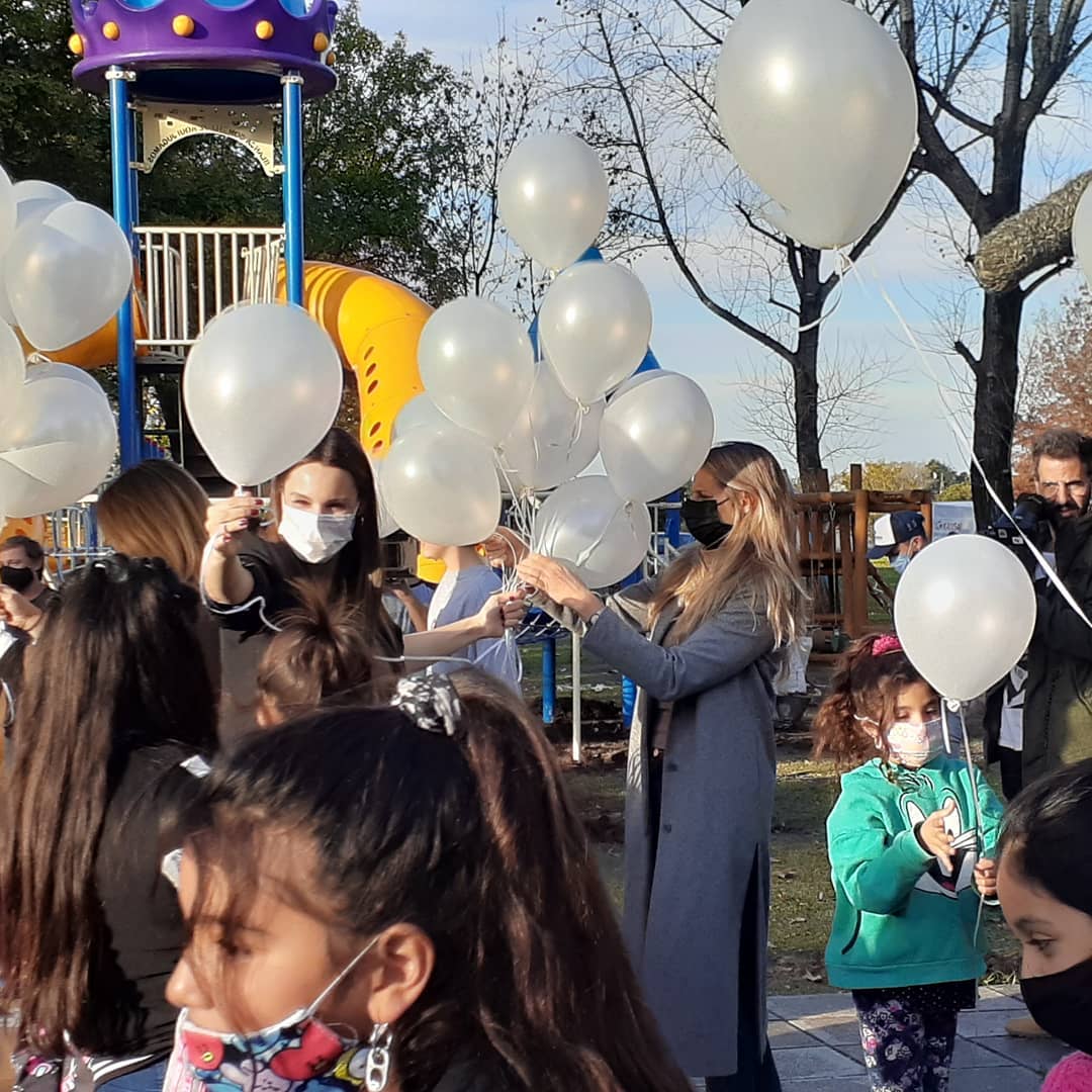 Pampita inauguró una plaza en honor a su hija Blanca. 