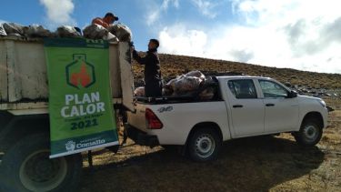 El municipio de Comallo realiza una primera recorrida con leña por las zonas  de Anecón Chico, Canteras Comallo, Las Mellizas y parte de Cañadon Chileno. Foto: Gentileza. 