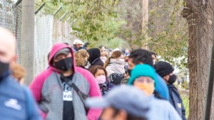 Dar y recibir la vacuna: una batalla bajo tensión en Roca