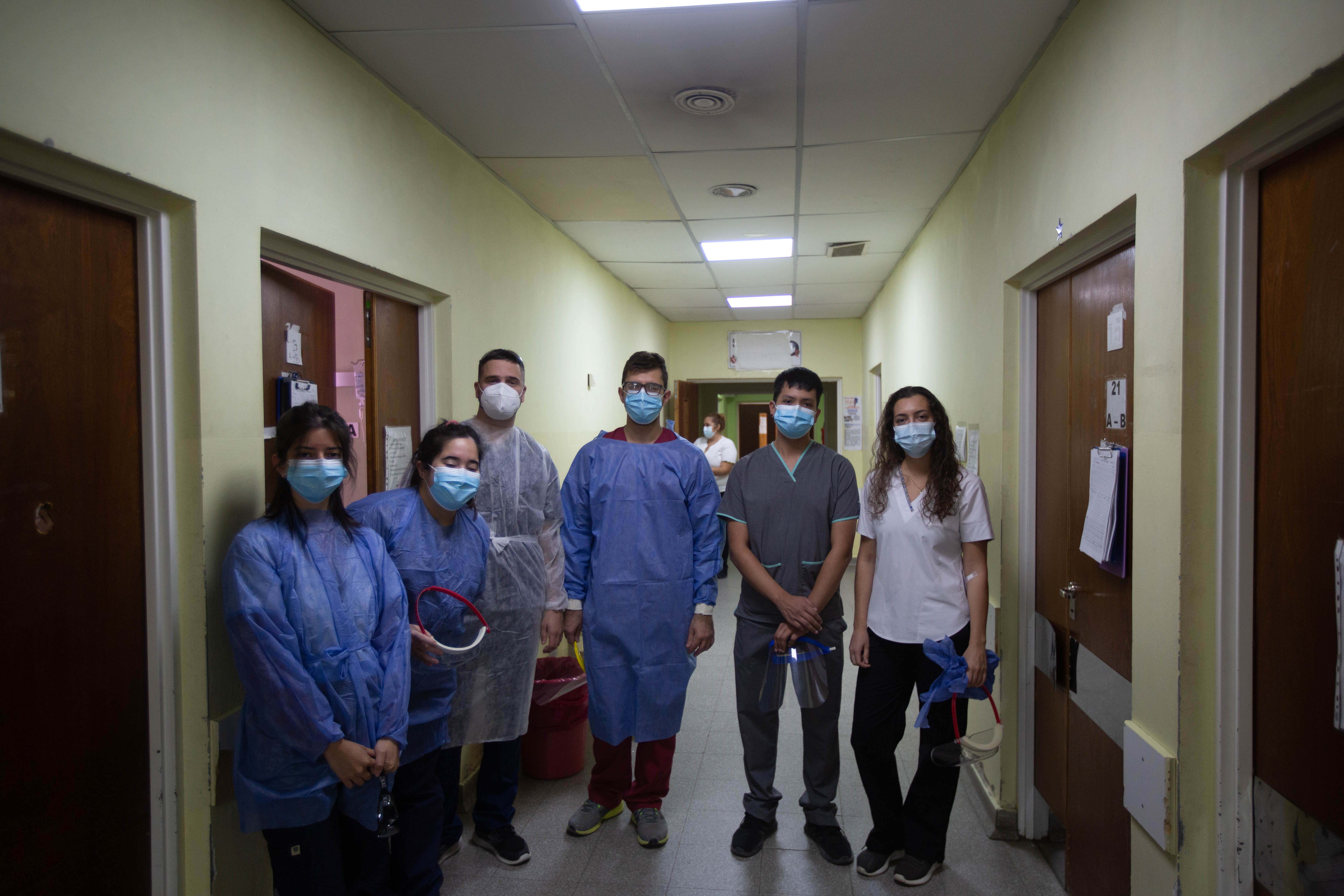 Los seis estudiantes que realizan sus prácticas en el Francisco López Lima de Roca. Además ayudan con el vacunatorio en la Colonia Penal. (Fotos: Juan Thomes)