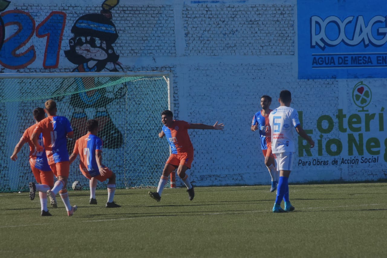 Morales festeja la apertura del marcador en el comienzo del partido para Deportivo Roca. Fotos: Emiliana Cantera. 