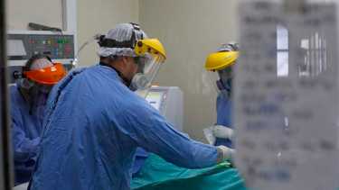 Con las terapias intensivas a tope, las guardias no dan abasto. Foto Juan Thomes