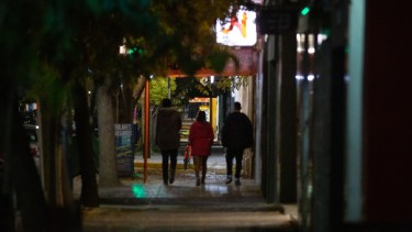 Los primeros minutos de ayer en Roca, con movimiento. El sector gastronómico pidió una hora más de trabajo viernes, sábado y vísperas de feriados. (Foto: Juan Thomes)
