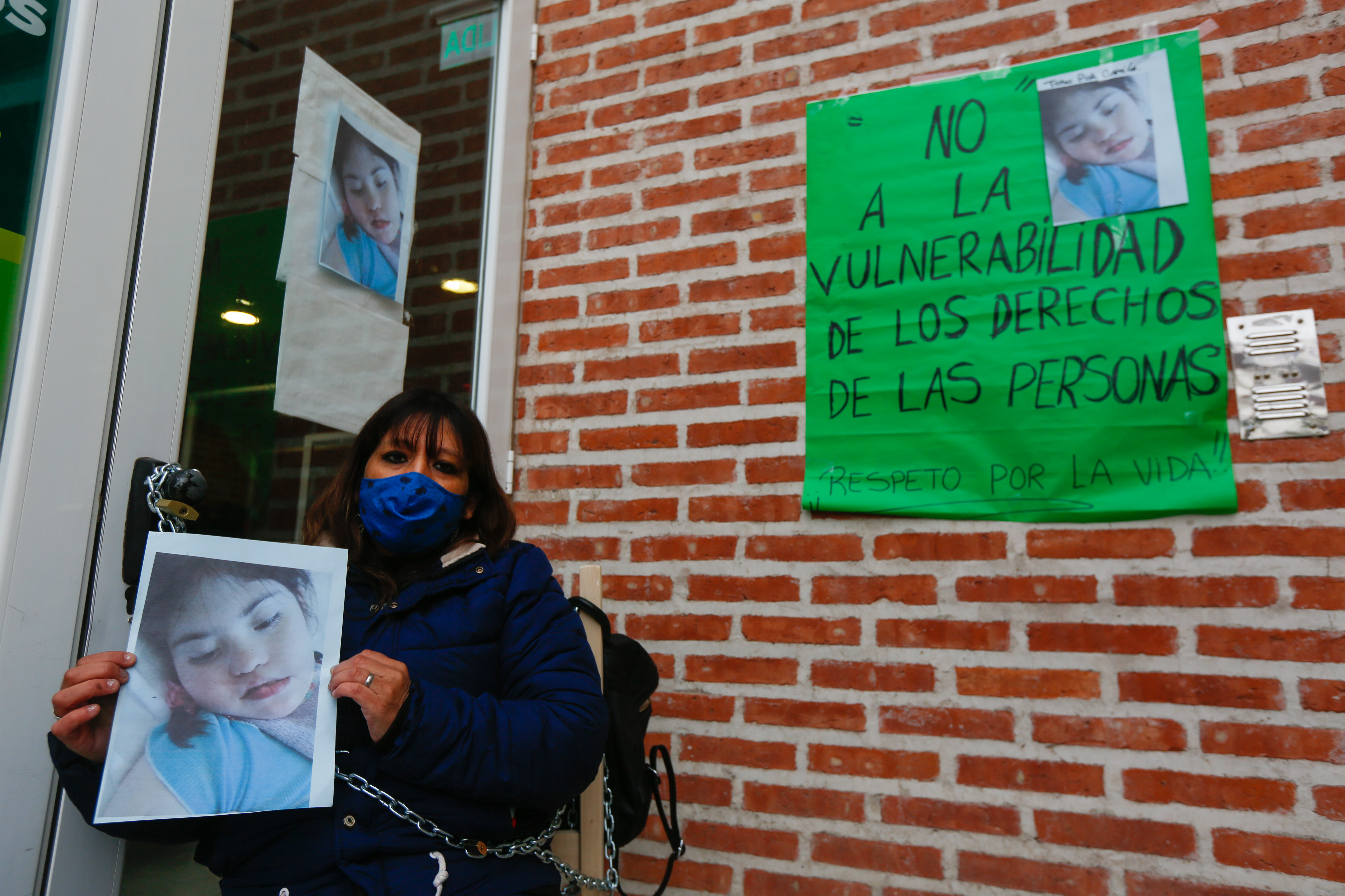 Cansada de la burocracia, Susana se encadenó en las puertas del Ipross en busca de respuestas a sus demandas. (Foto: Juan Thomes)
