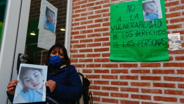 Cansada de la burocracia, Susana se encadenó en las puertas del Ipross en busca de respuestas a sus demandas. (Foto: Juan Thomes)
