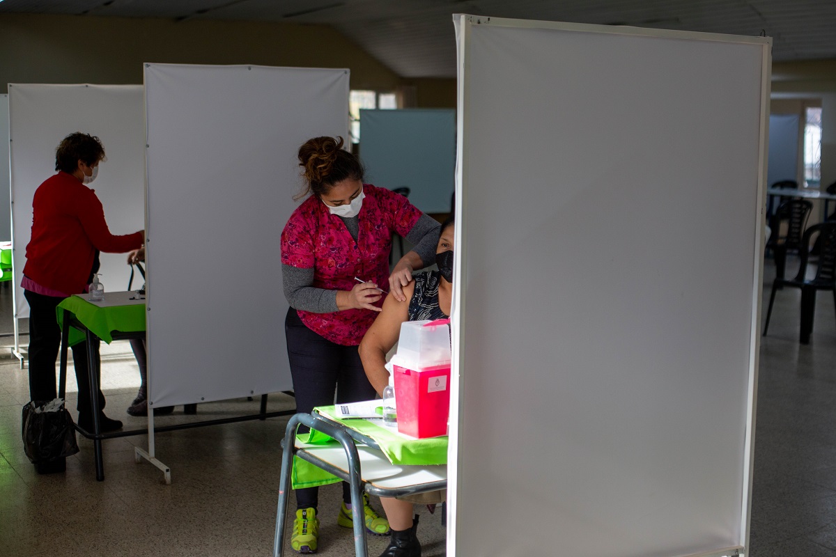 El viernes vacunaron a 1000 trabajadores de la Educación en Roca con previo llamado. Foto: Juan Thomes