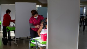 Vacunan a 400 maestros y porteros y luego empiezan con segundas dosis en Roca