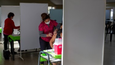 El viernes vacunaron a 1000 trabajadores de la Educación en Roca con previo llamado. Foto: Juan Thomes