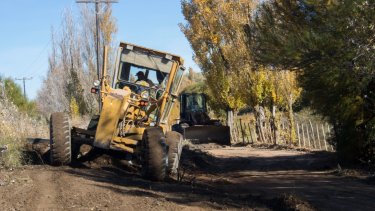 Motoniveladoras y operarios de empresa Ingeniería y Arquitectura, iniciaron, tareas de desmalezamiento y limpieza del terreno. Foto: gentileza. 