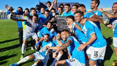 La clásica foto con el cheque fue para Villa San Carlos, que pasó a octavos de final del certamen. Foto: Copa Argentina 