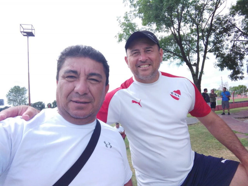 Velázquez (derecha) es entrenador de arqueros en Independiente.