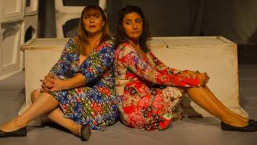 Silvana Feliziani y Laura Sarmiento dan vida a dos mujeres que enamoradas del mismo hombre. (Foto: Agostina Chiapetta).