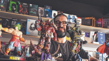 Cada producción le toma un tiempo diferente por la complejidad del diseño y la pintura. Foto César Izza.