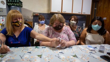 Elsa y sus hijas están desesperadas por saber dónde está Javier. Foto Juan Thomes.
