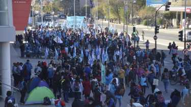Exigen desde Barrios de Pie ser convocados por la Provincia por el aumento de la pobreza en Neuquén. Foto: Yamil Regules