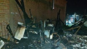 Un incendio consumió por completo una vivienda en Centenario