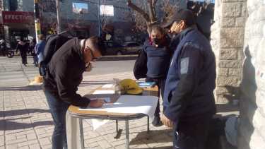 Buscan sumar más firmas, durante toda la semana, para elevarlas al Deliberante local. Foto Gino Avoledo