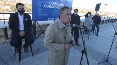 El titular de CALF, Carlos Ciapponi, celebró la firma del contrato junto al intendente de Neuquén, Mariano Gaido, y el secretario de Energía de Nación, Darío Martínez. Foto: Oscar Livera.  
