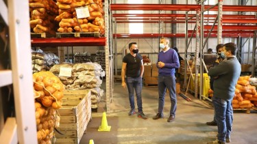 El Ministro de Agroindustria y Producción Carlos Banacloy en el galpón donde la Federación de Productores prepara los módulos. Foto Gentileza. 