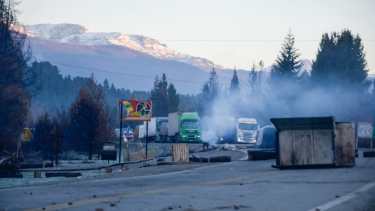 Largas filas de camiones esperan el paso en la ruta nacional 40, en la Comarca Andina de Chubut. Gentileza