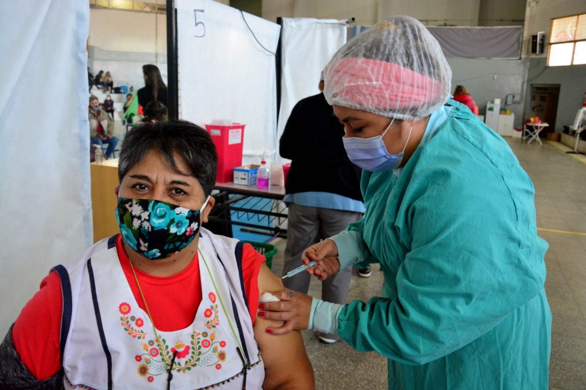 Se inicia la vacunación combimanada este lunes en la capital rionegrina. Foto: Marcelo Ochoa.