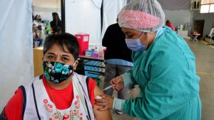 Covid-19: se cumplió con la segunda dosis a docentes de Viedma y siguen las personas con factores de riesgo