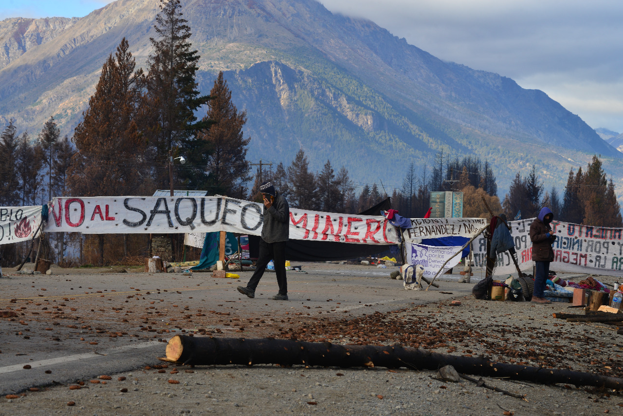 "No al saqueo minero", reza la pancarta principal del corte de la ruta 40 en Lago Puelo. Foto: Chino Leiva