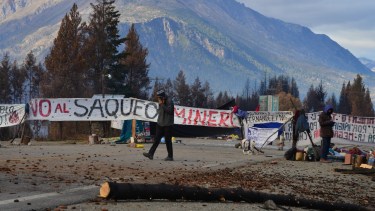 "No al saqueo minero", reza la pancarta principal del corte de la ruta 40 en Lago Puelo. Foto: Chino Leiva