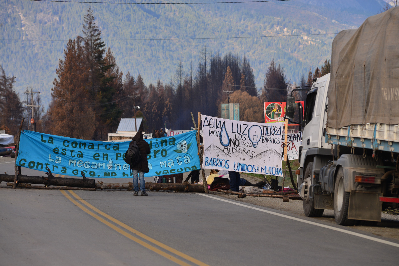 El corte de ruta se extiende por unos 300 metros, con pancartas y leyendas contra la megaminería. Foto: Chino Leiva