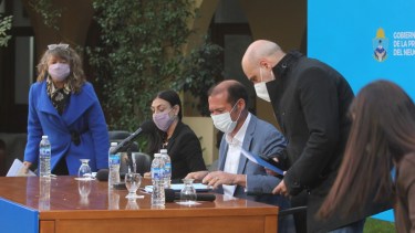 El gobernador Gutiérrez, la ministra Peve y el jefe de gabinete Gonzáles durante la conferencia de prensa anterior. Foto: Oscar Livera