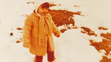 Frío, nieve y Cecilia divirtiéndose.