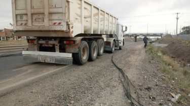 El camión cortó el cable de la fibra óptica y afectó el suministro en el Alto Valle. (Gentileza Jorge Iturra).-