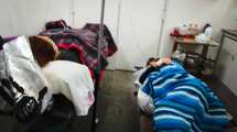 Imagen de El colapso sanitario en imágenes: un hospital tiene pacientes hasta en un catre