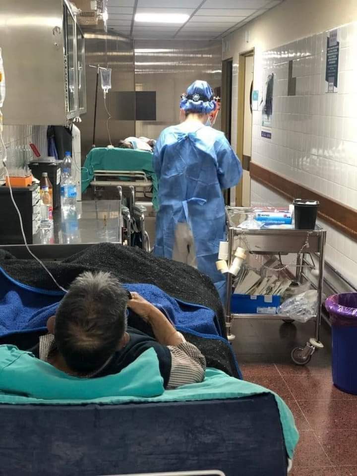 La imagen que se viralizó: pacientes con oxígeno en el pasillo por la saturación del servicio. Foto gentileza.