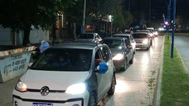 La movilización recorrió el centro y llegó hasta las viviendas de dirigentes políticos de la ciudad. 