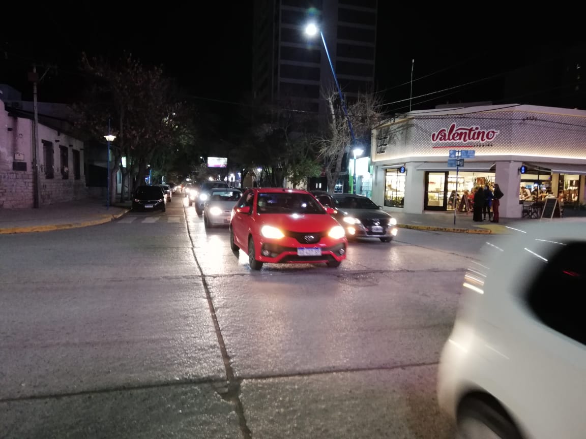 Los automovilistas recorrieron las calles céntrica de Roca y manifestaron su enojo por las nuevas restricciones. (foto: Luis Leiva)