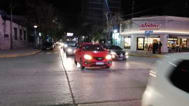 Los automovilistas recorrieron las calles céntrica de Roca y manifestaron su enojo por las nuevas restricciones. (foto: Luis Leiva)