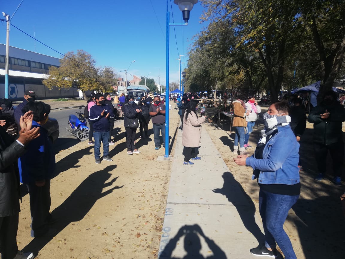 Unos 30 puestos se mantuvieron abiertos durante este domingo, a pesar de las advertencias del municipio y de la Justicia.