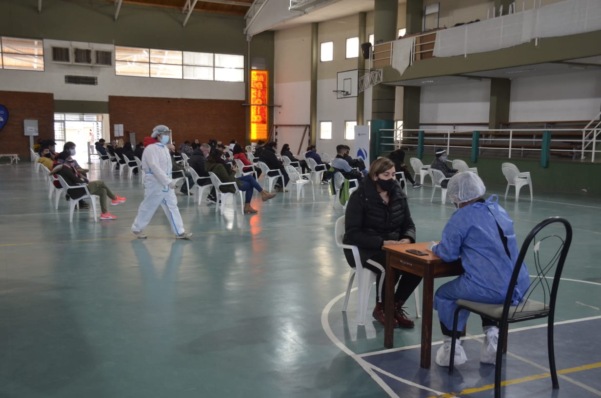 En la capital también se realizan hisopados en el gimnasio del colegio San Martín. Foto: Yamil Regules.