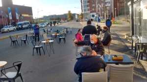 Protesta de los trabajadores de una confitería de Neuquén, que cortaron Leloir