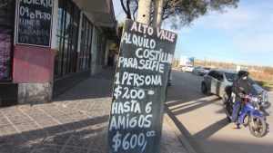 Los carteles con humor de un local de Neuquén para «robar una sonrisa a la gente»