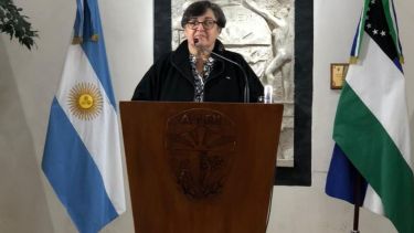 Antes del acto protocolar la mandataria realizó el izamiento de la bandera nacional. Foto gentileza.