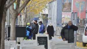 Pocos cumplen las restricciones en Neuquén: hay comercios abiertos y movimiento normal