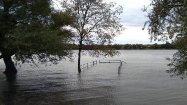 Marea extraordinaria en del río Negro en la capital rionegrina.